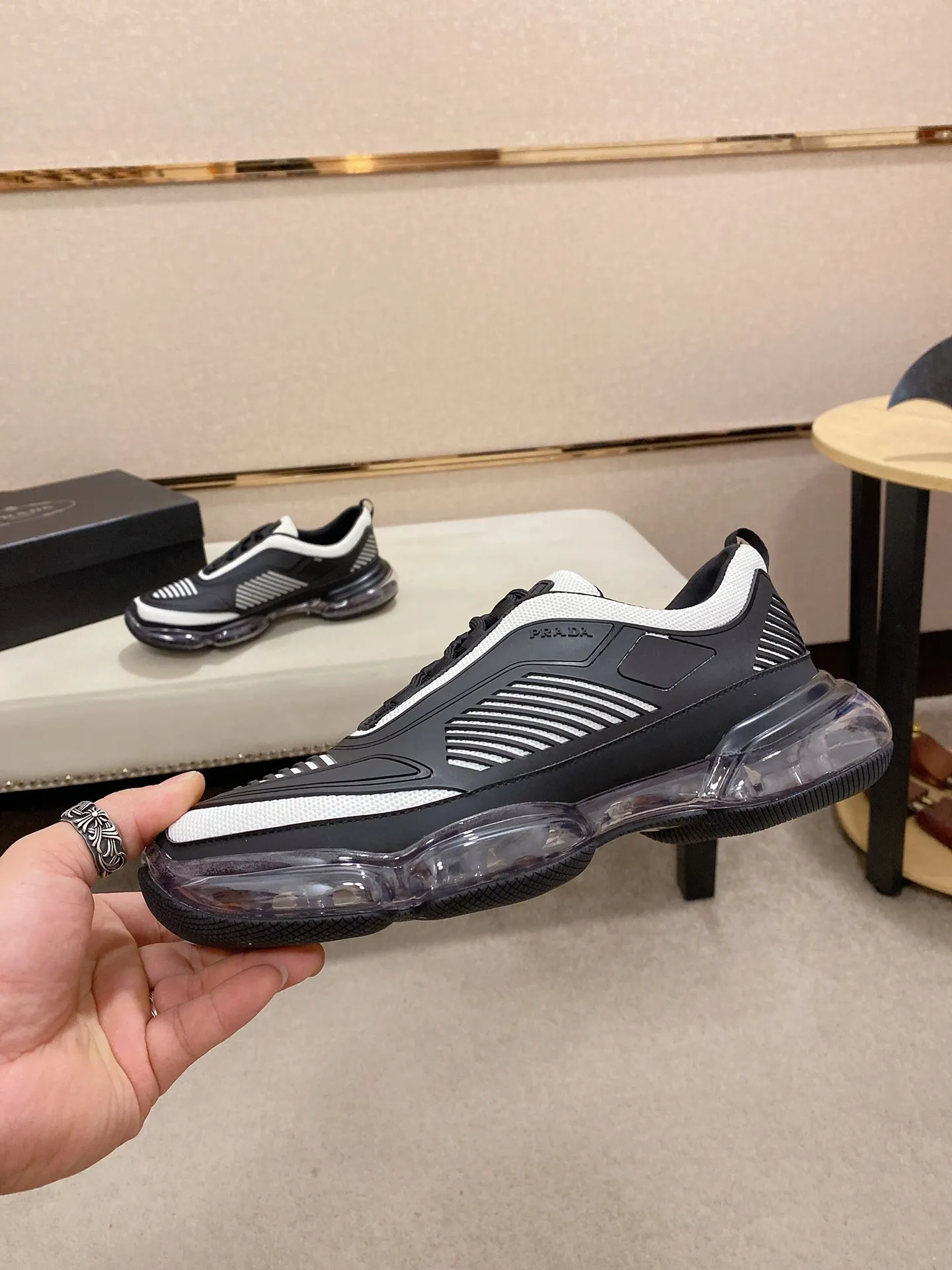 Factory price: 640💰 ✔️✔️✔️High-quality new PRADA counters are launched simultaneously. The new men's shoes and 😘fabric are made of high-tech glue-spraying technology. Lining: Full cowhide lining. 👍🏿 High-end ☄️ air-cushion molded anti-slip rubber outsole, exquisite lines, simple and elegant, comfortable and high-end for leisure travel. Code number: 38 to 45
